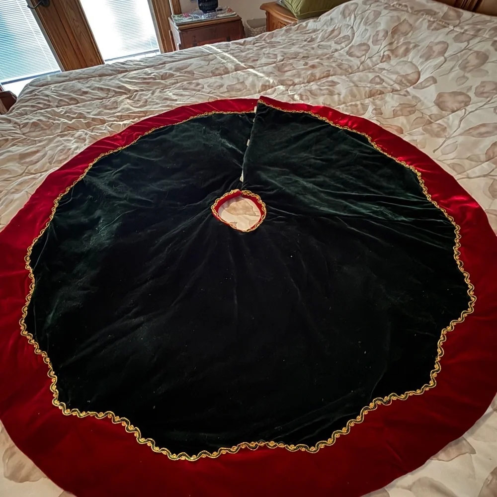 Vintage Red and Green Velvet Round Tree Skirt with Gold Trim Christmas Holiday
